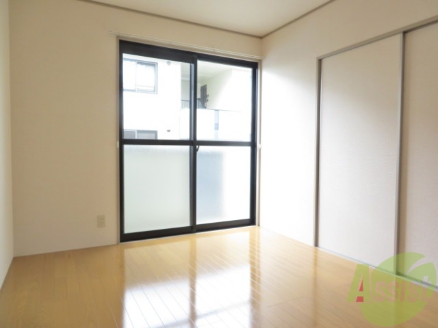 その他部屋・スペース　キッチン横のお部屋になります。明るい印象ですね。
