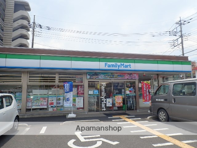 コンビニ　ファミリーマート（コンビニ）まで768m