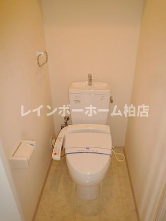 トイレ　落ち着いた色調のトイレです