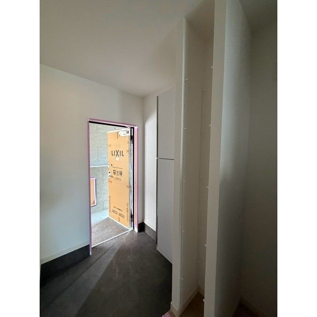 Rooms万代5の玄関写真