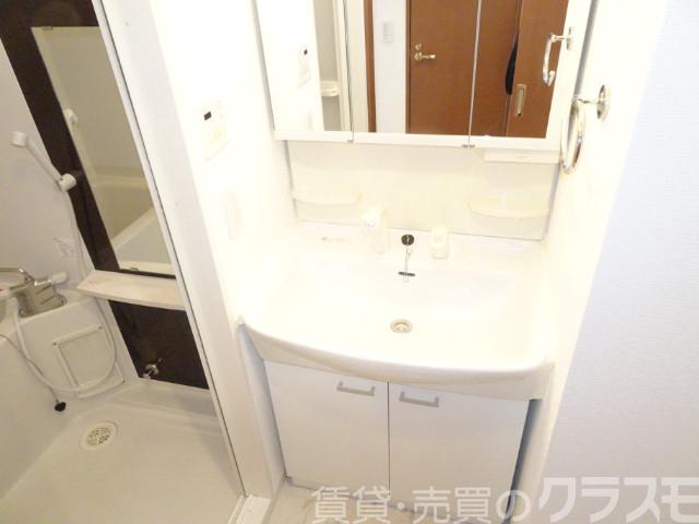 洗面設備　鏡を開くと収納があります♪