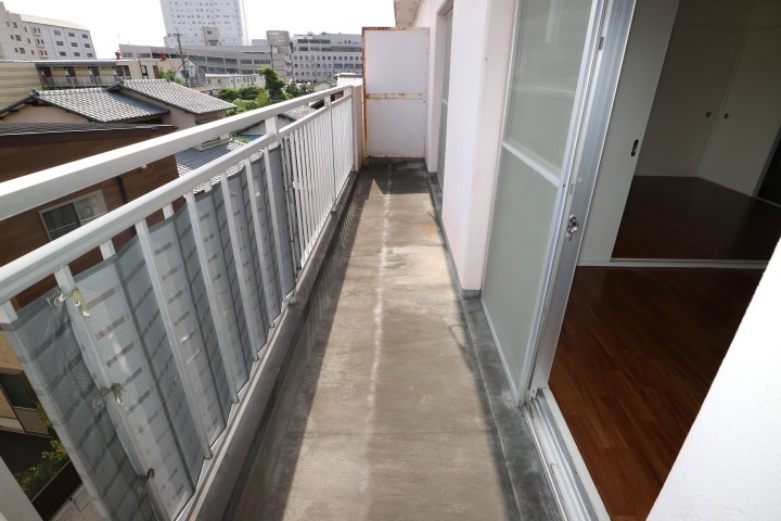 バルコニー　暖かな日差しのふりそそぐバルコニー