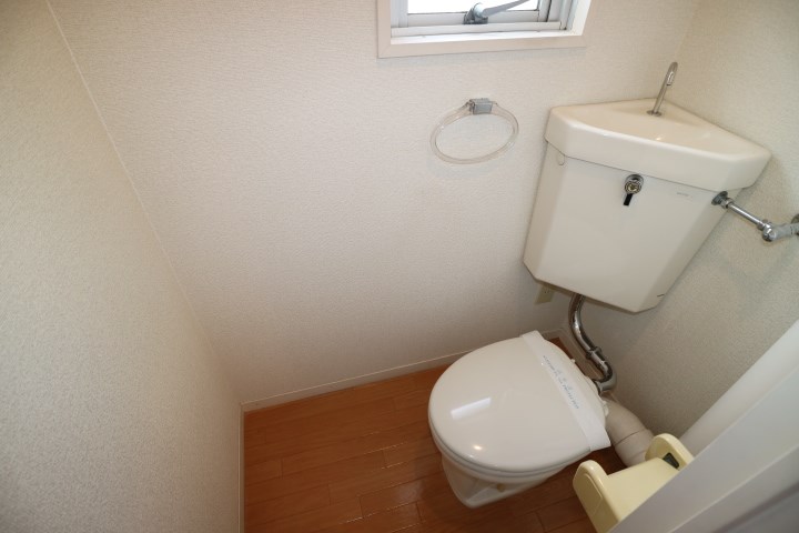 トイレ　落ち着いた色調のトイレです