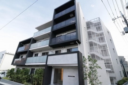 建物外観　鉄筋コンクリート造のがっちりとした建物。