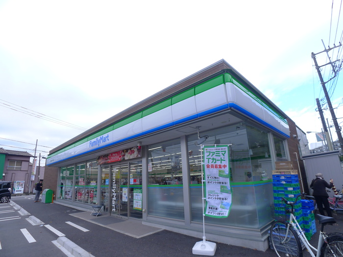 コンビニ　ファミリーマート（コンビニ）まで300m