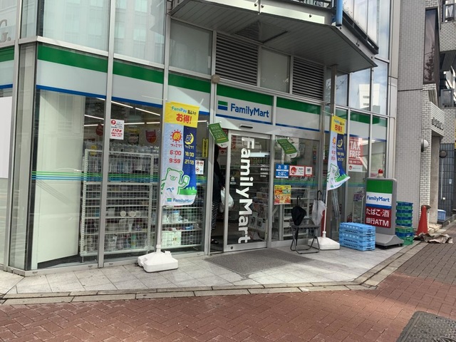 コンビニ　ファミリーマート 銀座昭和通り店（コンビニ）まで122m