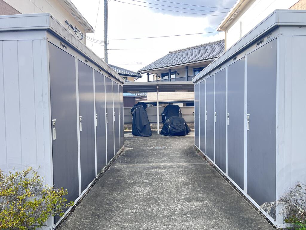 その他共有部分　タイヤ収納に便利な外物置つき★