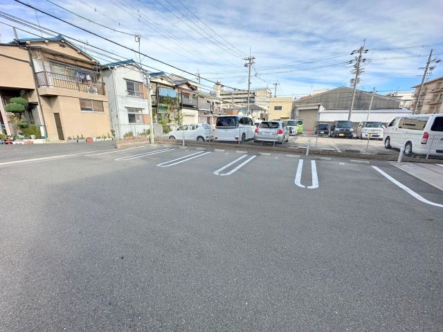 駐車場　敷地内にある駐車場。愛車がすぐ近くに置けると安心ですよね。