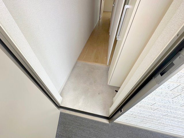 玄関　玄関に入るとお部屋まで一直線、明るい光が差し込みます。