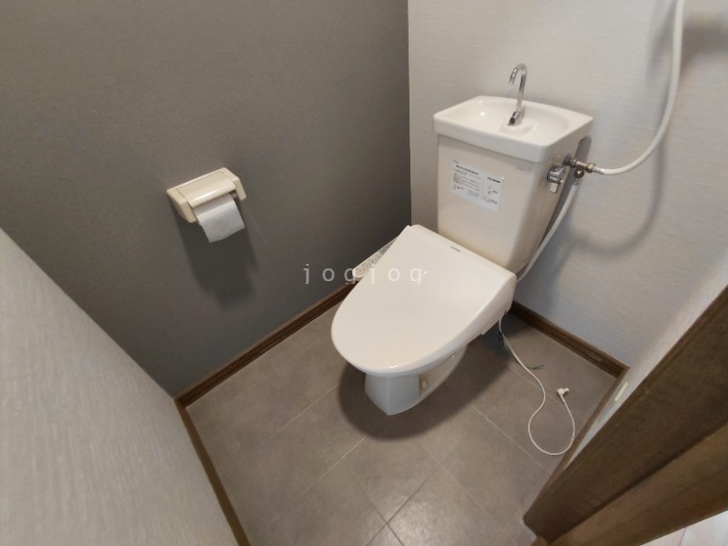 トイレ　嬉しい温水洗浄便座付きのトイレです。