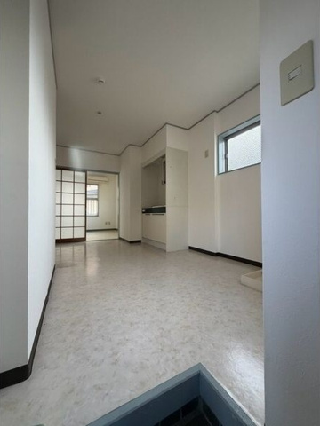 玄関　※写真は同じマンションの違う部屋のものになります。