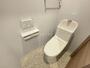 トイレ　嬉しい温水洗浄便座付きのトイレです。