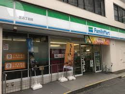 コンビニ　ファミリーマート 芝五丁目店（コンビニ）まで107m