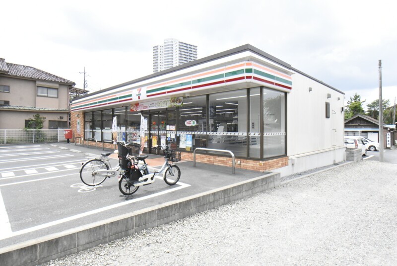 コンビニ　セブンイレブン越ヶ谷3丁目店（コンビニ）まで563m