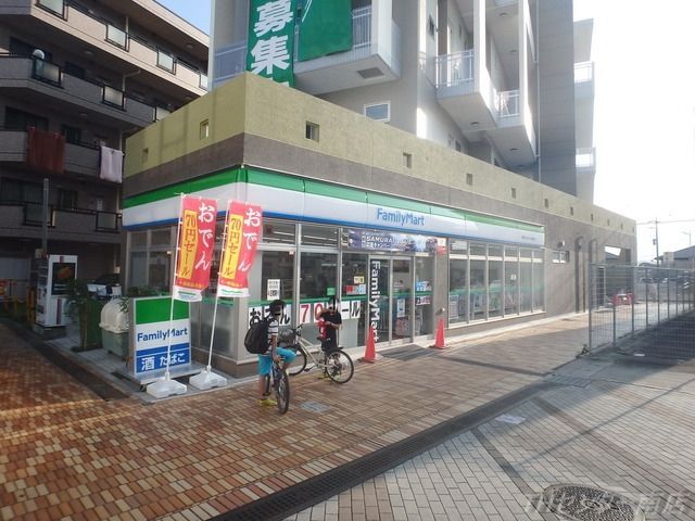 コンビニ　ファミリーマート（コンビニ）まで551m