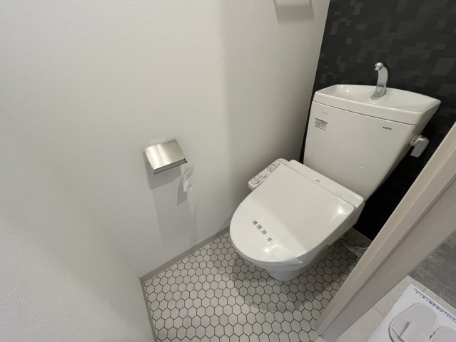 トイレ　同物件別部屋写真