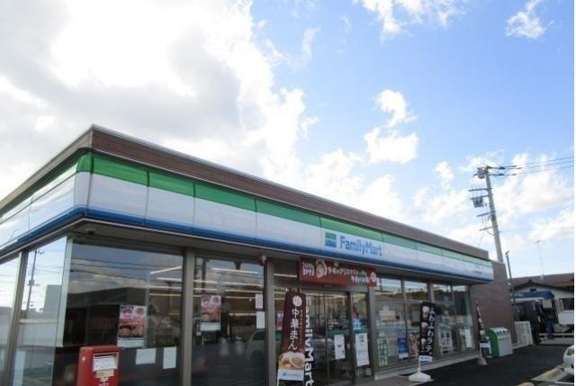コンビニ　ファミリーマート足崎店（コンビニ）まで820m