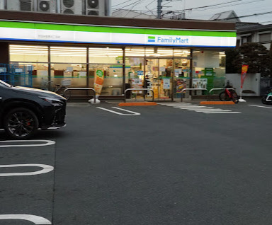 コンビニ　ファミリーマート 世田谷弦巻五丁目店（コンビニ）まで395m