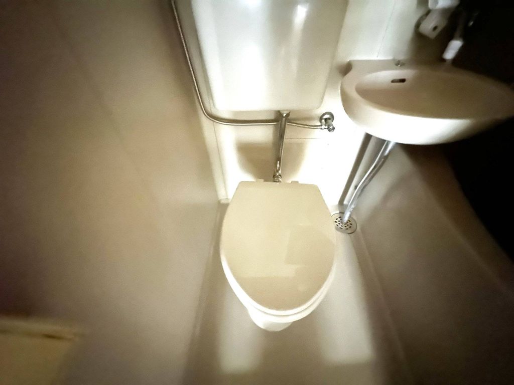 ＪＲ南武線 武蔵新城駅 徒歩3分 3階建 築40年のトイレ写真