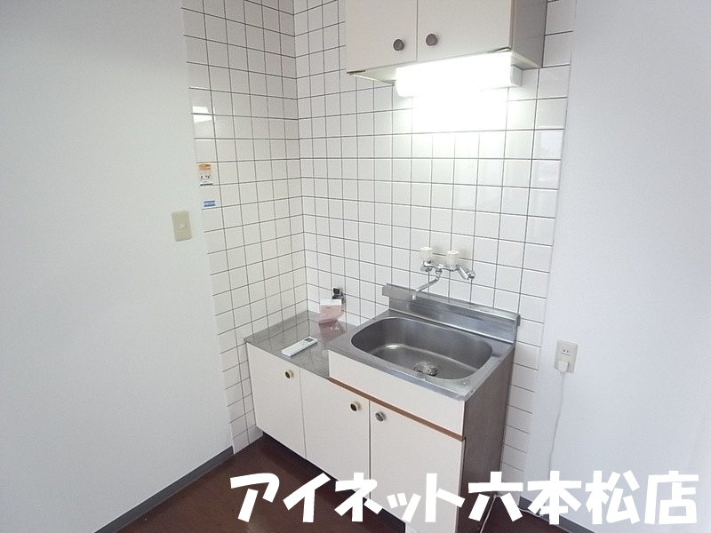 地下鉄七隈線 金山駅 徒歩15分 2階建 築31年のキッチン写真