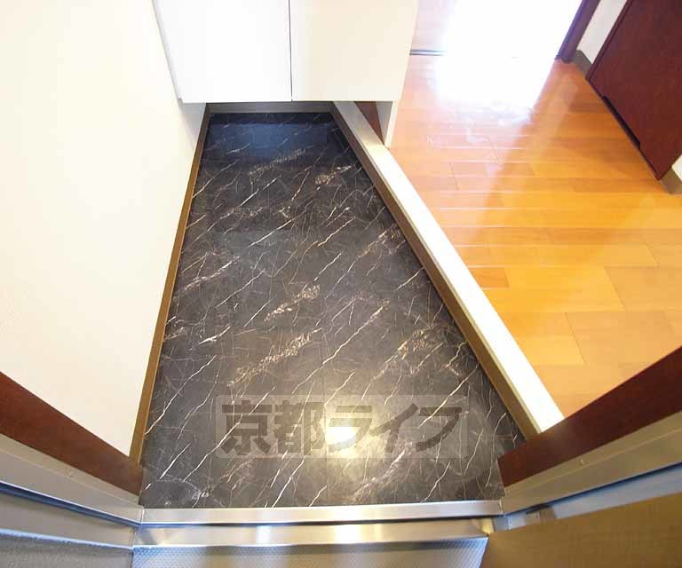 京福電鉄北野線 北野白梅町駅 徒歩18分 8階建 築21年の玄関写真
