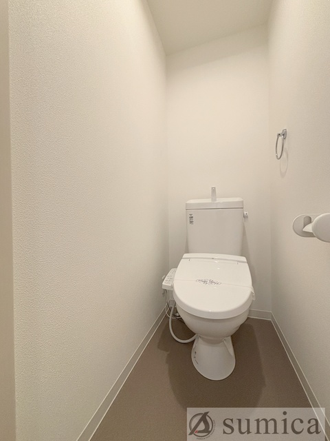 トイレ　人気アイテムの温水洗浄便座。清潔感のあるトイレです。