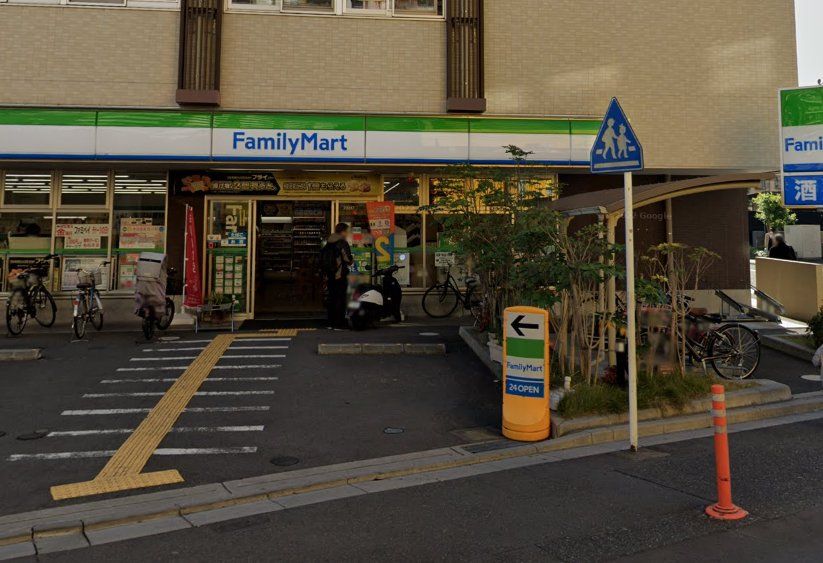 コンビニ　ファミリーマート南浦和三丁目店（コンビニ）まで110m