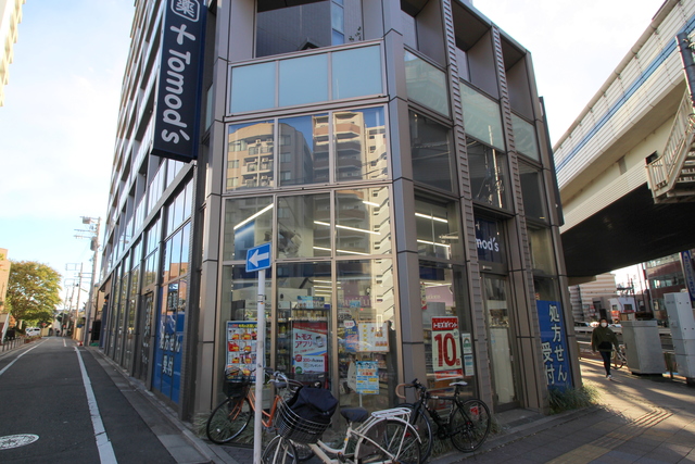 ドラックストア　トモズ上馬店（ドラッグストア）まで462m