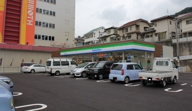 コンビニ　ファミリーマート（コンビニ）まで550m