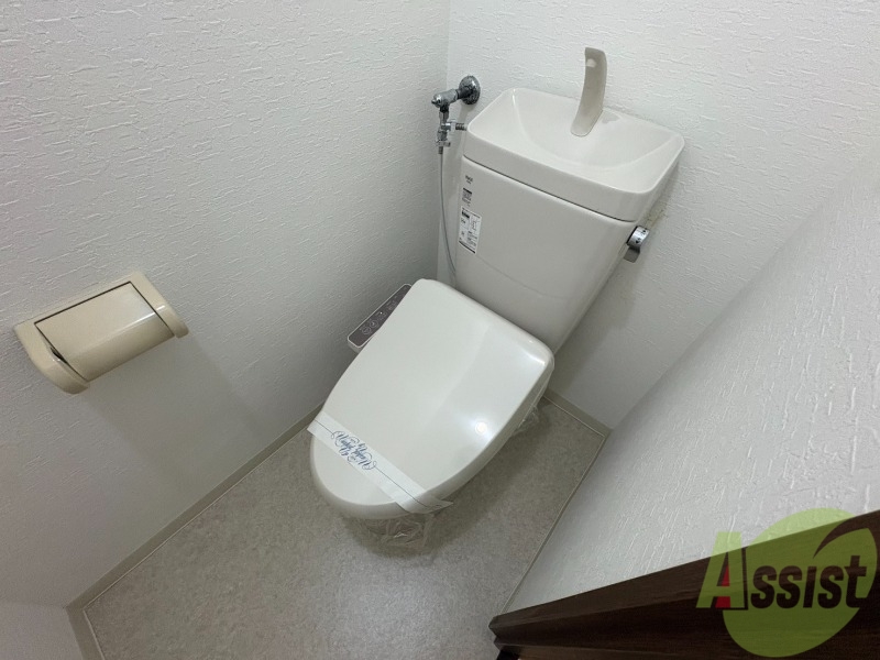 トイレ　トイレです。タオル掛けもついて便利ですね