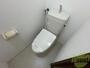 トイレ　トイレです。タオル掛けもついて便利ですね