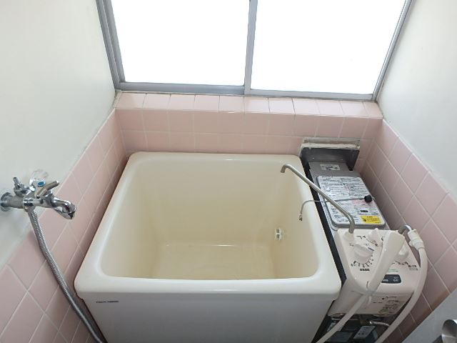 バス・シャワールーム　お風呂はバランス釜仕様。沸かし直しが効くのが嬉しいですね。
