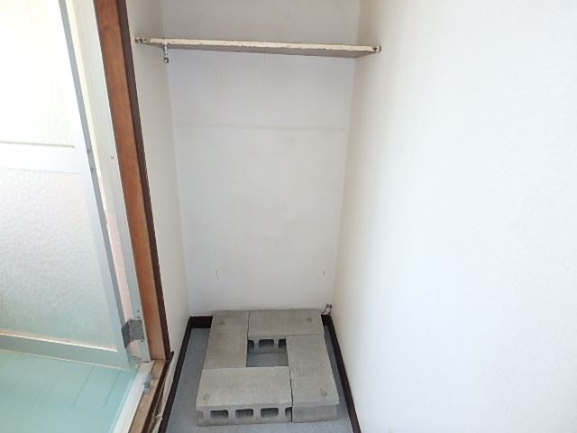 その他部屋・スペース　洗濯機を置けます。排水と給水は浴室からになります。