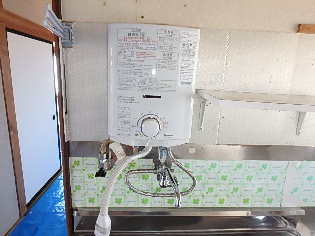 その他設備　キッチンには湯沸かし器が付いています。