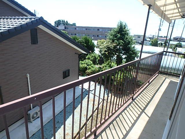 バルコニー　広々としたベランダで開放的ですね。