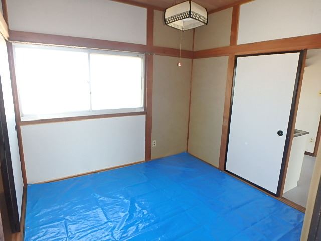その他　日焼け防止のため畳の上にビニールが敷いてあります。