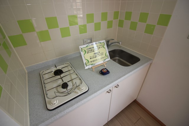 キッチン　同タイプ・別部屋写真です