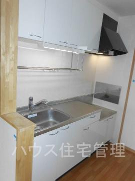 ＪＲ東海道本線 高槻駅 バス乗車時間：12分 最寄りバス停で下車 徒歩4分 2階建 築20年のキッチン写真