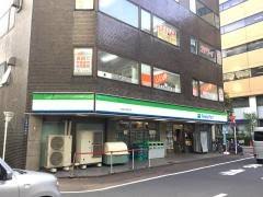 コンビニ　ファミリーマート 大田区役所前店（コンビニ）まで63m