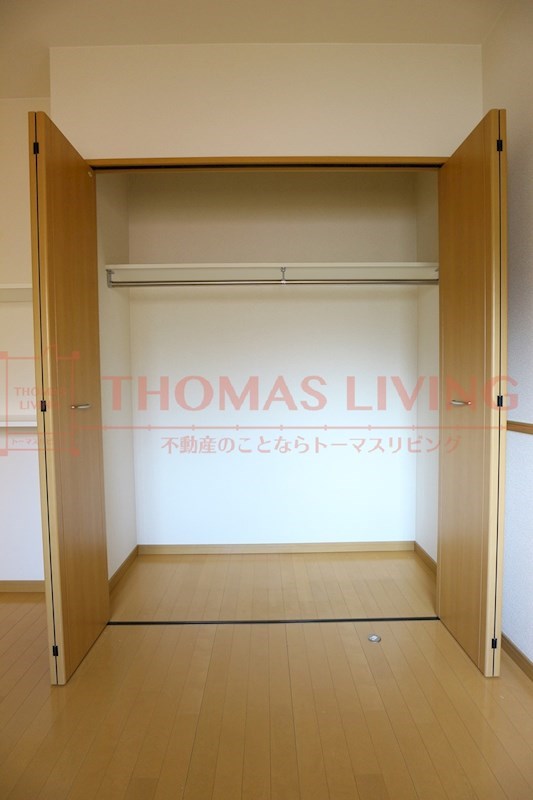 収納　コートなどの丈の長いお洋服もかけて収納できます。