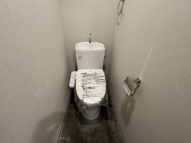 トイレ　落ち着いた色調のトイレです