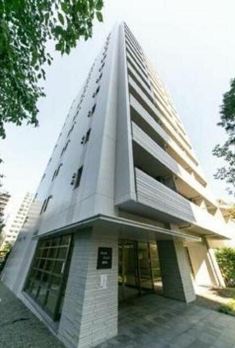 建物外観　鉄筋コンクリート造のがっちりとした建物。