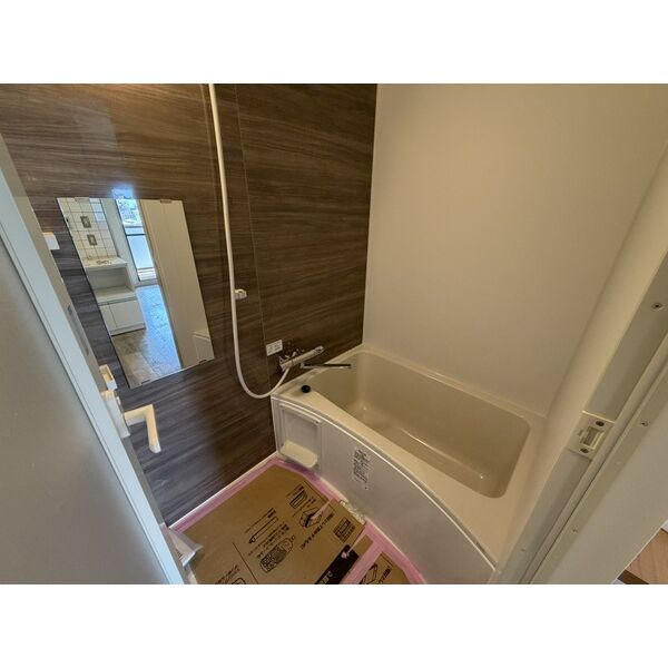 バス・シャワールーム　※写真は同じマンションの違う部屋のものになります。