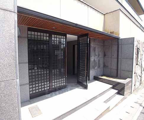 地下鉄東西線 御陵駅 徒歩7分 3階建 築31年の外観写真