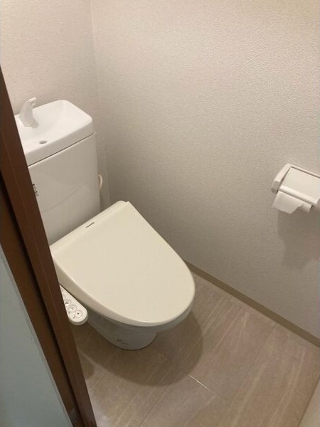 地下鉄長堀鶴見緑地線 西大橋駅 徒歩5分 11階建 築43年のトイレ写真