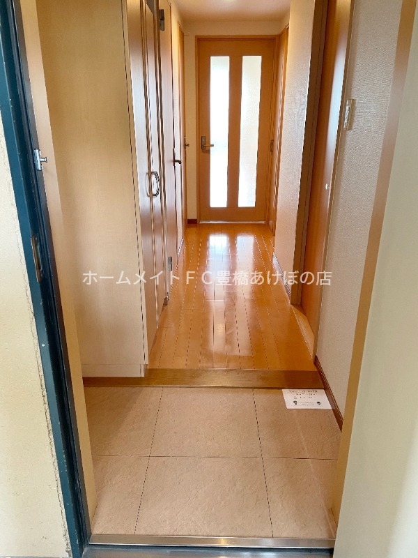 玄関　同型別部屋写真（反転）