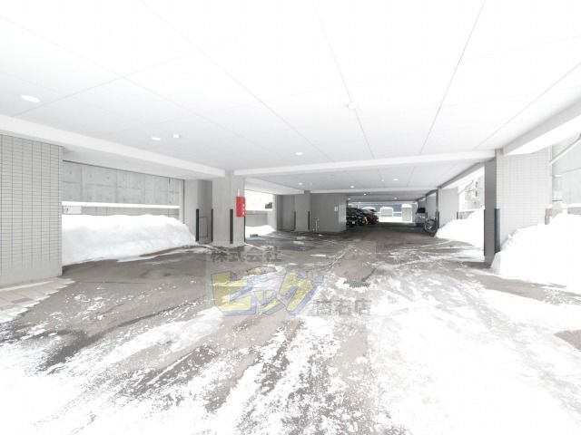 駐車場　屋根付き駐車場で除雪の心配不要です♪