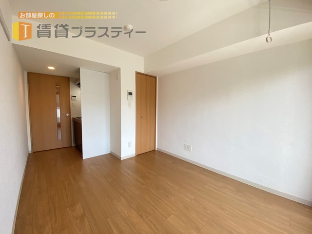 居室・リビング　ウッド調のお部屋です