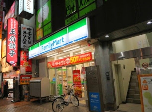 コンビニ　ファミリーマート新小岩駅南口店（コンビニ）まで587m