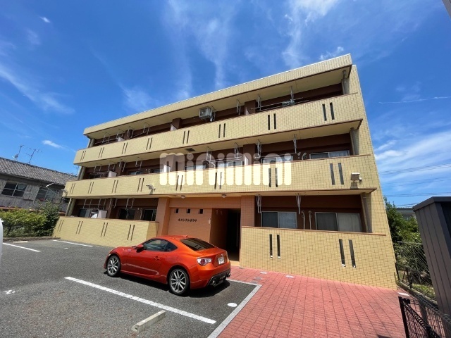 建物外観　南向きで午前中から夕方まで日当たり良好。
